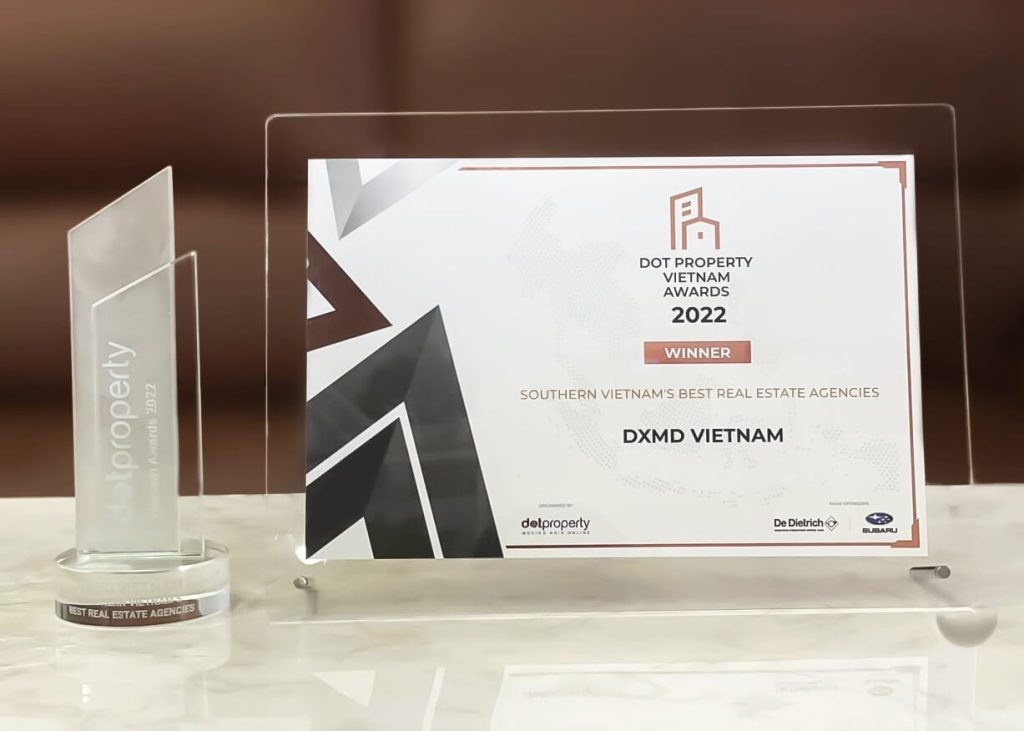 Bằng khen và cúp chứng nhận giải thưởng Southern Vietnam's Best Real Estate Agencies 2022 cho DXMD Vietnam