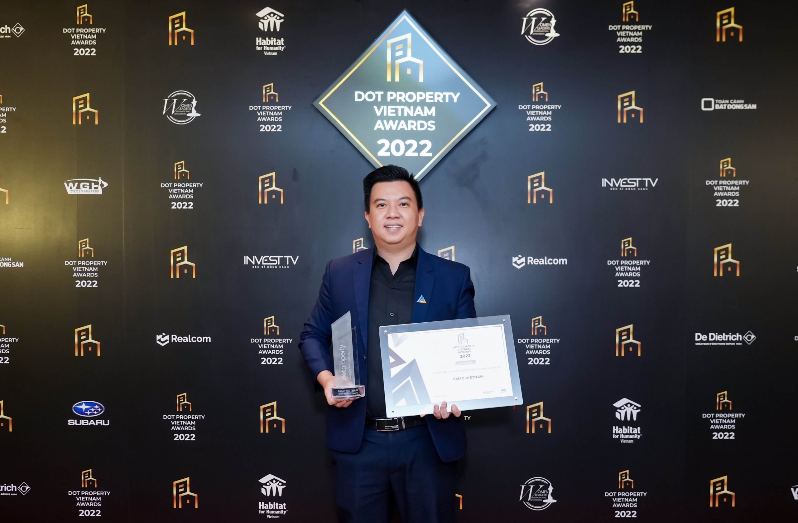 Ông Nguyễn Duy Khánh - Tổng Giám Đốc DXMD Vietnam đại diện Tập Thể công ty nhận cup và chứng nhận giải thưởng từ BTC.