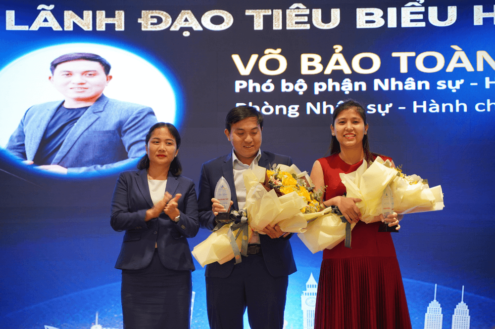 Lãnh đạo Tiêu biểu Hội sở năm 2022: Nguyễn Thị Phương Hà – Phó bộ phận Hỗ trợ kinh doanh, Võ Bảo Toàn – Phó bộ phận NSHC.