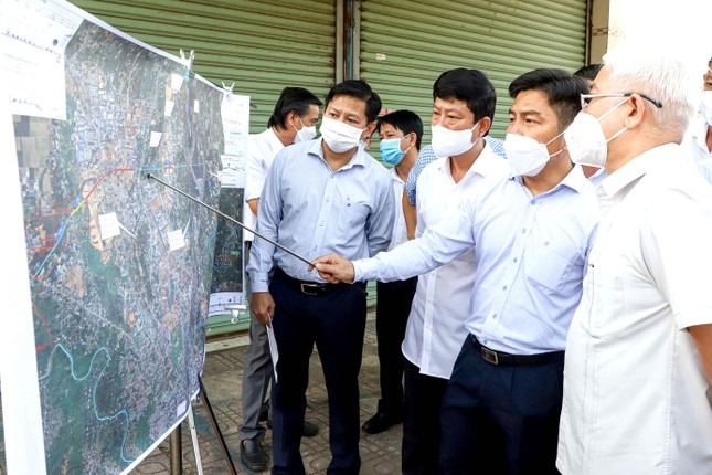 Bí thư Tỉnh ủy Bình Dương Nguyễn Văn Lợi (ngoài cùng bìa phải) và Chủ tịch UBND tỉnh Bình Dương Võ Văn Minh (thứ ba từ phải sang) đi khảo sát thực tế dự án Đường vành đai 4 đi qua Bình Dương