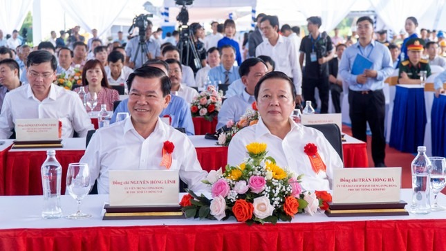 Phó Thủ tướng Trần Hồng Hà (bìa phải) và Bí thư Tỉnh uỷ Đồng Nai Nguyễn Hồng Lĩnh tham dự lễ khởi công.